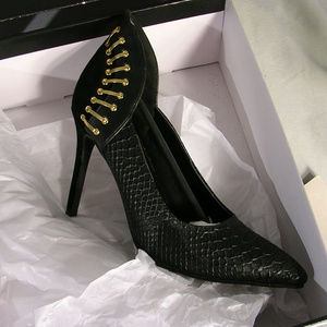 Scene Sassy Black High Heels w/ Gold Lacing Size 8